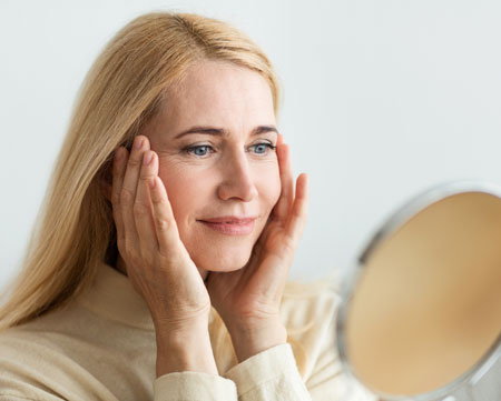 Mulher observando rugas e pensando no Botox Preventivo